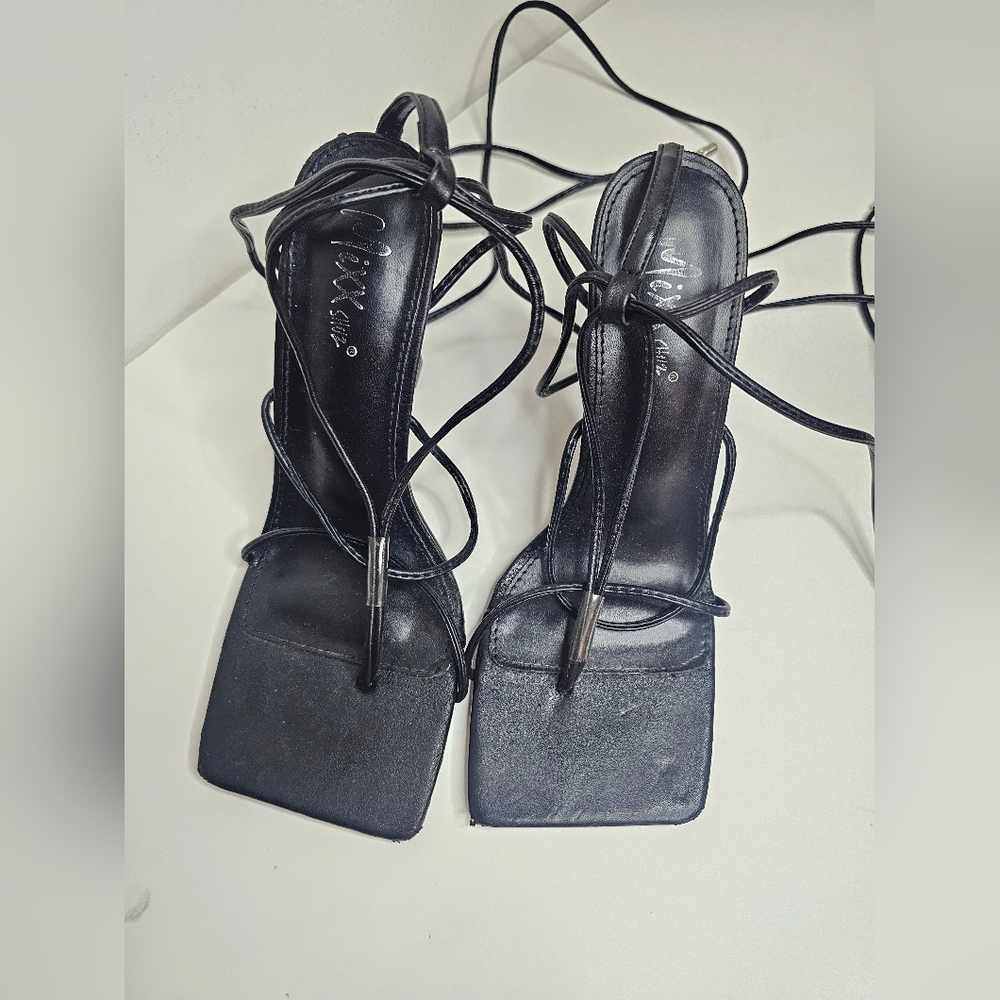 Mixx Shuz Black Strappy Thong Stiletto Heel Sandals - Size 7.5 Square Toe - Picture 2 of 9